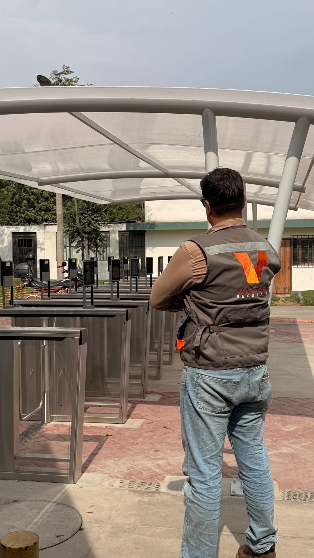 Técnico de Valtar en una instalación de control de acceso peatonal